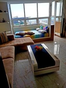 宿务Luxury Budget Condo in Central Cebu的客厅配有沙发和1张床