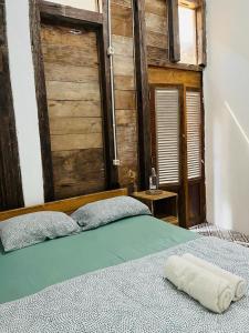 卡里蒙贾瓦KALINDA HOMEY的一间卧室配有一张木墙床