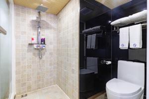 广州广州市荔湾区雀洲酒店的一间带卫生间和淋浴的浴室