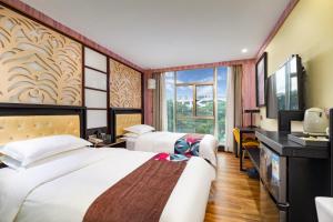 广州广州市荔湾区雀洲酒店的酒店客房设有两张床和电视。