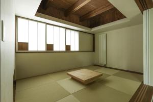 小樽The VILLA SHUN的一个空房间,有桌子和窗口