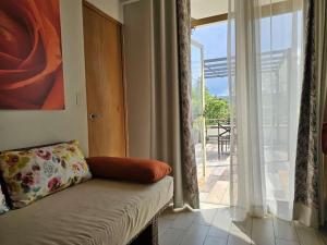 巴耶德布拉沃卡萨切洛公寓的带沙发和滑动玻璃门的客厅