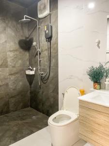 Ban Thap NangPeaceful & Contemporary Duplex Escape的带淋浴、卫生间和盥洗盆的浴室