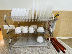 勒克瑙ALanKrita Homes的装满白板和餐具的碗架
