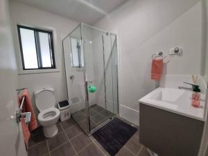 圣殿海岬JervisBayStays TheSanctuaryOne的带淋浴、卫生间和盥洗盆的浴室