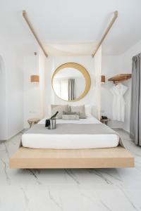 布拉卡Cosmos Hotel的一间卧室配有一张大床和镜子
