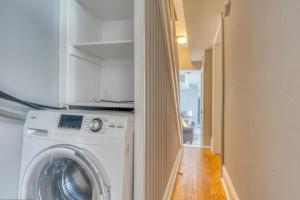 巴尔的摩Budget Bed Room near Downtown Inner Harbor w Free Parking的房屋走廊上的洗衣机和烘干机