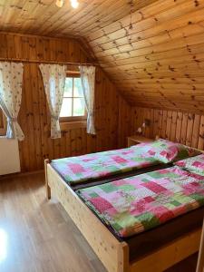 Sankt Marein bei KnittelfeldHaus Katrin的木制客房内的一间卧室,配有一张床
