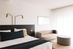 索伦托索伦托酒店的一间卧室配有一张床和一把椅子