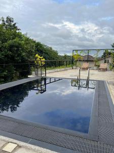 康提Edgar Mansion Kandy的一座倒映在天空中的游泳池