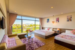 会安HA Gateway Inn Hoian Pool Villa的酒店客房设有两张床和一个阳台。