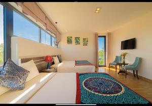 会安HA Gateway Inn Hoian Pool Villa的一间酒店客房,设有两张床和电视