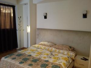 卡萨布兰卡Stylish Property Perfect for Business & Leisure Trips的一间卧室配有一张带花卉床罩的床