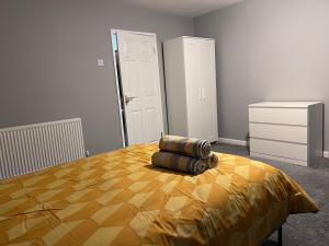 CanleyModern Room Close to Warwick University的一间卧室配有一张床和被子