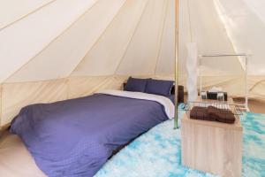 美作Glamchette Okayama -Glamping & Auto Camp- - Vacation STAY 44593v的帐篷内一间卧室,配有一张床