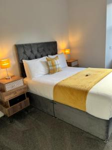 奥本Killorn Guest House的一间卧室配有一张大床和灰色床头板