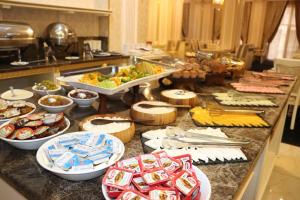 巴库Premier Palace Baku的自助餐,包括食物和开胃菜