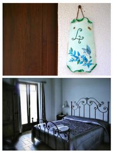 PrestentoBorgo di Corte - alloggio agrituristico的卧室配有一张床和墙上的袋子