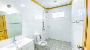 七岩พูลวิลล่าชะอำ Amazia Pool Villa的浴室配有卫生间、盥洗盆和淋浴。