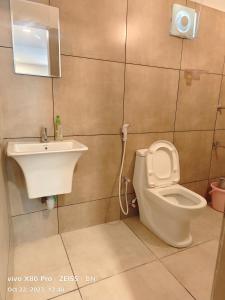 坎努尔Sunshine Service Villa的一间带卫生间和水槽的浴室