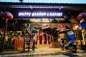 勿洞Happy Garden Resort Betong的停在快乐花园和修缮店前的摩托车