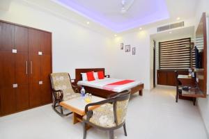 希萨尔Maharajgarh Resorts at Splash Fun Park Hisar的卧室配有一张床和一张桌子及椅子