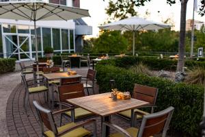海德堡海德尔堡万豪酒店的一个带桌椅和遮阳伞的户外庭院。