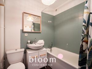 南希Nancy Thermal ARTEM F2 chaleureux的浴室配有盥洗盆、卫生间和浴缸。
