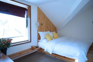 黄山风景区茶民宿（黄山景区免费接送）的一间卧室设有一张床和一个窗口