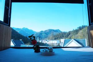 黄山风景区茶民宿（黄山景区免费接送）的山景窗户。