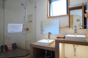 黄山风景区茶民宿（黄山景区免费接送）的一间带两个盥洗盆和淋浴的浴室