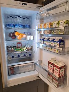 科芙SeaView Apartment Suite的装满许多食物和饮料的开放式冰箱