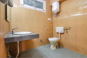 马拉里FabHotel Nirvana Deluxe的一间带卫生间和水槽的浴室