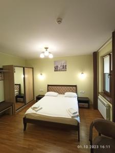 StarychiЯвір Резорт的一间卧室配有带白色床单和枕头的床。