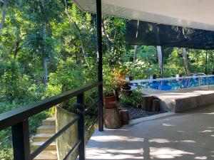 BacnotanBalai Benedicere Bed & Breakfast的从房子的门廊上可欣赏到游泳池的景色
