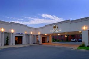 大急流城DoubleTree by Hilton Hotel Grand Rapids Airport的享有酒店正面景色,设有停车场