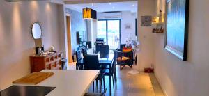 马尔萨斯卡拉Unobstructred seaviews, 2BR, Kingbeds, Fully ACd的厨房以及带桌椅的起居室。