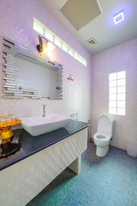 勿洞Happy Garden Resort Betong的一间带水槽和卫生间的浴室
