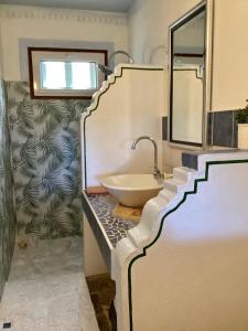 拉戈莱特拉莱因克里奥尔酒店的一个带镜子的柜台上水槽的浴室