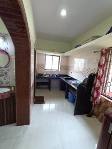 阿姆波尔Pappa's Guest House的厨房配有水槽和台面