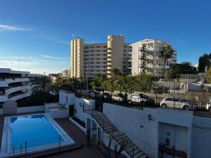 马斯帕洛马斯Playa Ingles central cozy apartment的从大楼的阳台上可欣赏到城市景观