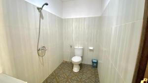 吉利特拉旺安帕丹塔宾馆的白色的浴室设有卫生间和淋浴。