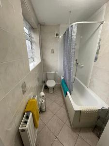 布莱克浦The Leavesley的浴室配有卫生间、浴缸和水槽。