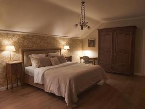 马斯梅赫伦B&B Asmara的一间卧室配有一张大床和一张桌子