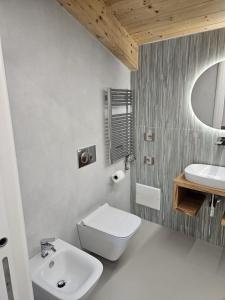 弗洛里Otium Relais的浴室配有白色卫生间和盥洗盆。