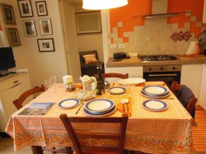 乌迪内AVD - La Nuova Casa di Nonna的餐桌和桌布