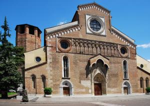 乌迪内AVD - La Nuova Casa di Nonna的一座带钟楼的大型砖砌建筑