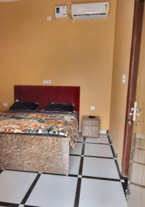 PānīpatPanipat Town House panipath的卧室配有1张床,铺有瓷砖地板。