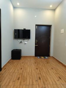 埃尔加德JK Resort的一间设有黑色门和木地板的客房
