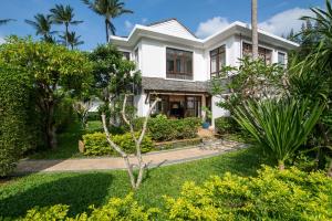湄南海滩Lotus Samui Luxury Beach Villas的白色的树丛房子